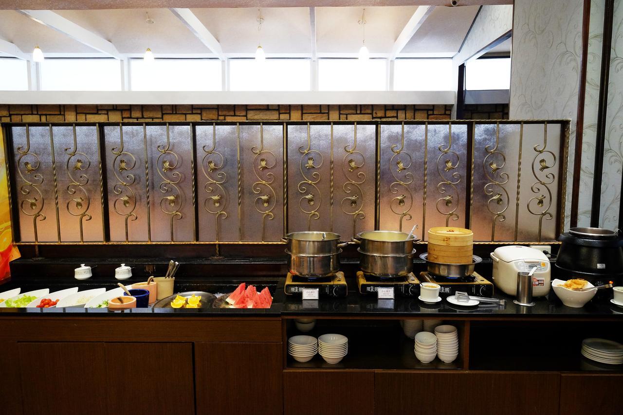 Dynasty Hotel Tainan Buitenkant foto