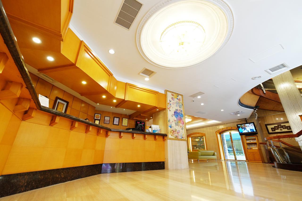 Dynasty Hotel Tainan Buitenkant foto